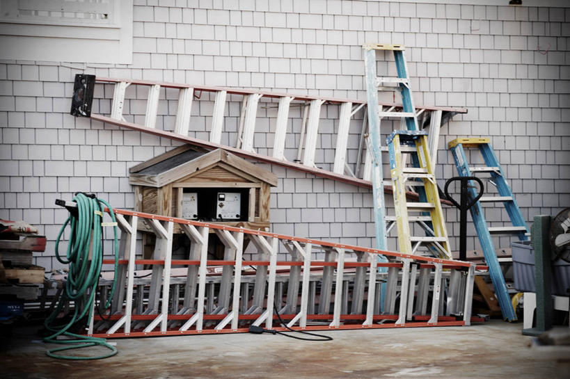 无人,攀登,横图,室外,白天,正面,度假,建材,美景,城市风光,城市,道路,建筑,路,美国,一堆,许多,阴影,堆叠,堆积,光线,材料,梯子,影子,砖,砖块,阶梯,墙,景观,小路,交通,很多,娱乐,墙壁,墙面,白色,阳光,享受,休闲,爬,砖头,景色,放松,建造,上升,堆,北美,北美洲,美洲,人字梯,北卡罗来纳州,北亚美利加洲,亚美利加洲,登高,北卡罗来纳,焦油脚根之州,黑油鞋根之州,老北州,石料,攀爬,彩图,砌墙砖,美利坚合众国,格林斯伯勒,吉尔福德郡