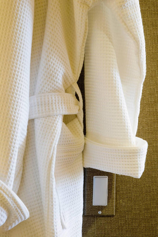 无人,竖图,室内,特写,白天,正面,浴袍,卫生间,浴室,静物,阴影,反射,影子,墙,墙壁,墙面,灰色,淋浴房,彩图,汤帷子,浴衣,冲凉房,沐浴间,沐浴室