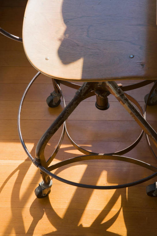 无人,竖图,俯视,室内,特写,白天,地板,静物,椅子,金属制品,一把,阴影,光线,金属,木制,轮子,影子,地面,木地板,车轮,木制品,彩图,高角度拍摄