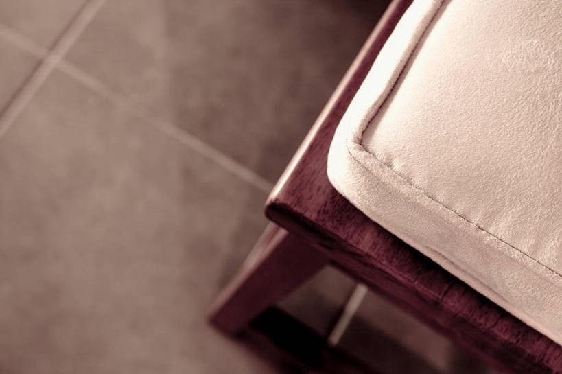 无人,横图,俯视,室内,特写,白天,静物,托盘,阴影,反射,纹路,木制,板凳,瓷砖,地砖,方格,格子,纹理,影子,凳子,棕色,地面,一个,木制品,单个,肌理,彩图,高角度拍摄