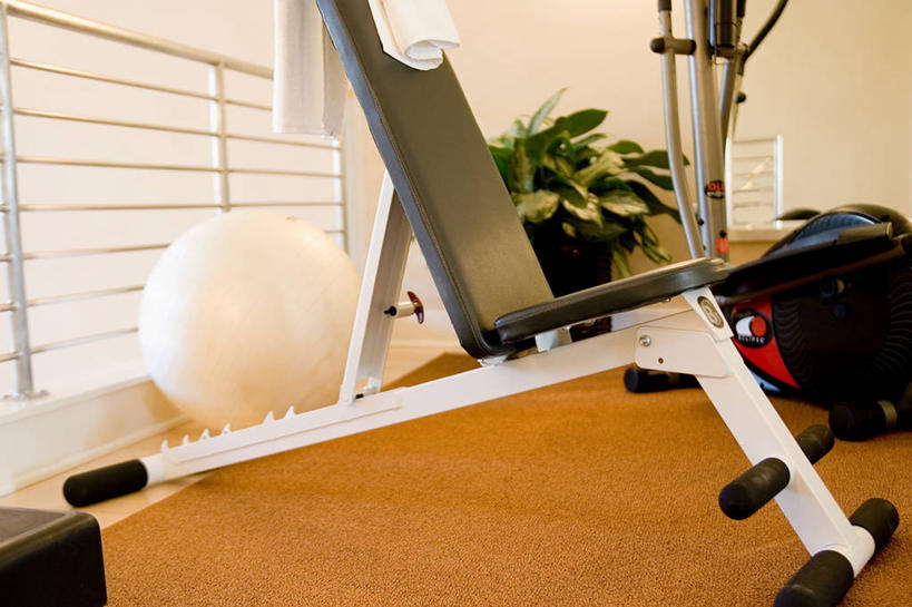 无人,栏杆,横图,室内,白天,正面,地板,椅子,一把,阴影,朦胧,模糊,反射,影子,墙,围栏,褐色,地面,运动器械,护栏,木地板,墙壁,墙面,一个,白色,健身器械,健身球,单个,瑜伽球,健身器材,彩图,运动器材