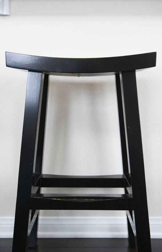 无人,竖图,室内,白天,正面,静物,椅子,一把,阴影,反射,木制,影子,墙,弧形,架子,墙壁,墙面,白色,黑色,木制品,吧椅,支撑,固定,吧台椅,酒吧椅,彩图