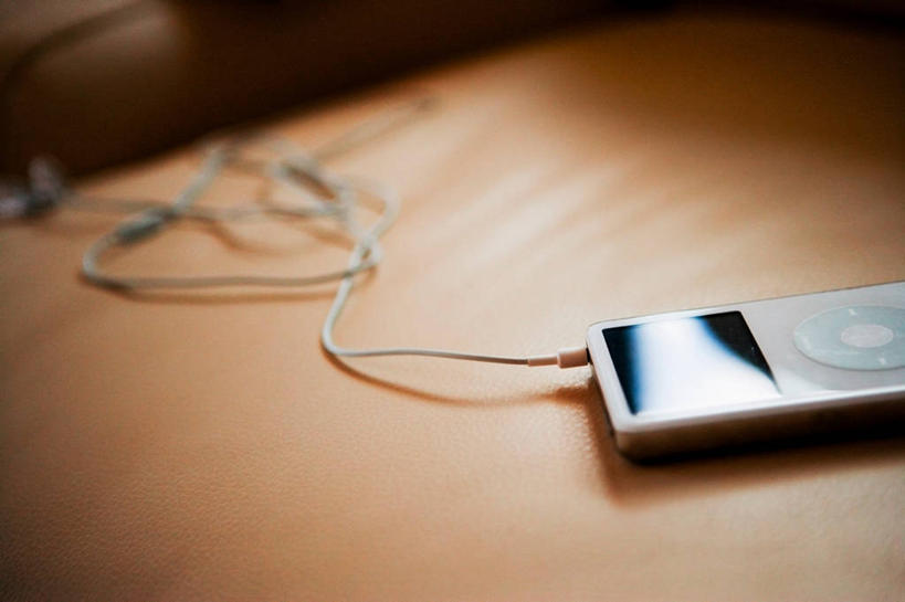 无人,横图,俯视,室内,特写,白天,陶醉,快乐,满意,幸福,沙发,静物,阴影,朦胧,模糊,反射,影子,褐色,音响,音乐,音乐播放器,娱乐,一个,耳机,随身听,享受,休闲,放松,单个,舒适,享乐,MP3播放器,彩图,高角度拍摄,播放器,皮沙发,沉醉