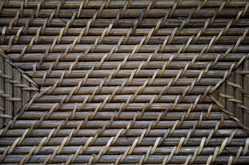 无人,交叉,横图,室内,特写,白天,正面,竹子,静物,阴影,竹制,编织,反射,篮子,影子,棕色,一个,竹篮,单个,竹条,交织,竹制品,穿插,彩图