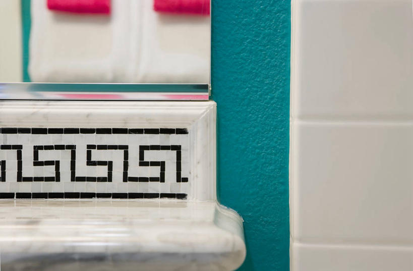 无人,横图,室内,特写,白天,正面,建材,卫生间,浴室,建筑,静物,阴影,曲折,弯曲,反射,材料,瓷砖,线条,影子,墙,墙砖,墙壁,墙面,白色,建造,蜿蜒,淋浴房,彩图,冲凉房,沐浴间,沐浴室,墙面砖