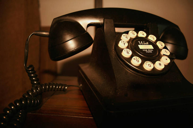 无人,打电话,横图,室内,特写,白天,正面,桌面,桌子,静物,电话,阴影,反射,木制,影子,墙,褐色,棕色,通讯设备,墙壁,墙面,一个,话筒,木制品,电话线,单个,交流,老式电话,电话机,沟通,通话,彩图,旋转号盘电话机