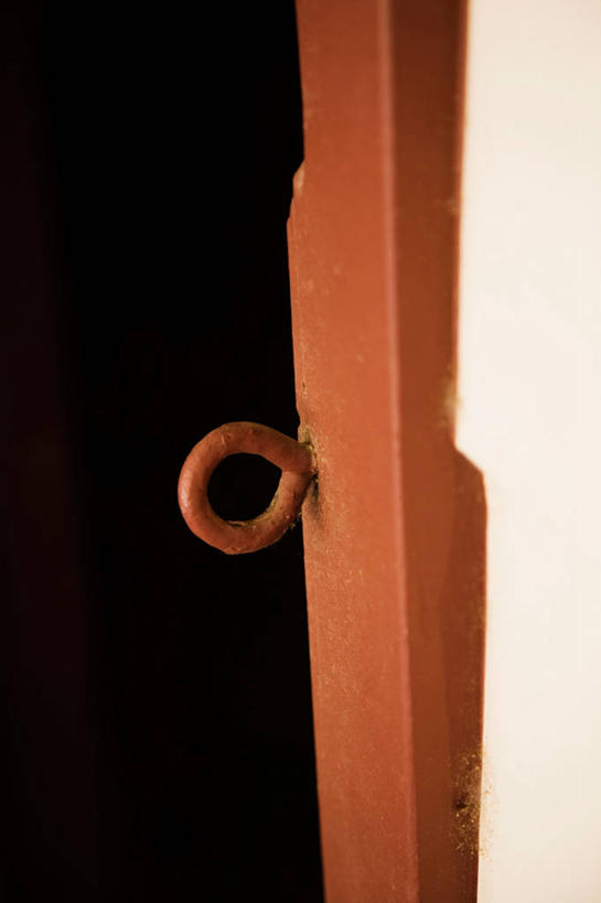 无人,竖图,室内,特写,白天,正面,门,静物,阴影,反射,木制,影子,墙,墙壁,墙面,一个,白色,把手,门把手,木制品,门框,单个,门把,拉手,彩图