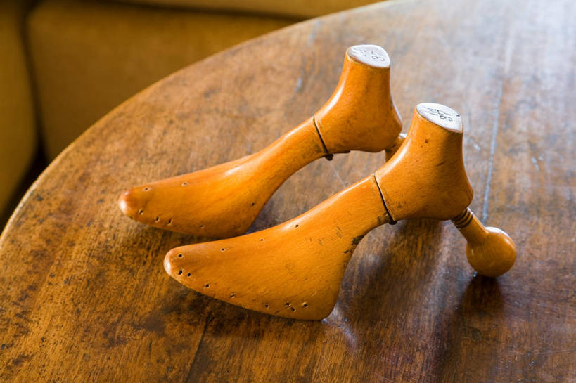 无人,横图,俯视,室内,特写,白天,餐桌,桌子,静物,阴影,朦胧,模糊,反射,纹路,木制,工具,纹理,影子,两个,木制品,餐台,模具,肌理,鞋撑,鞋楦,彩图,高角度拍摄