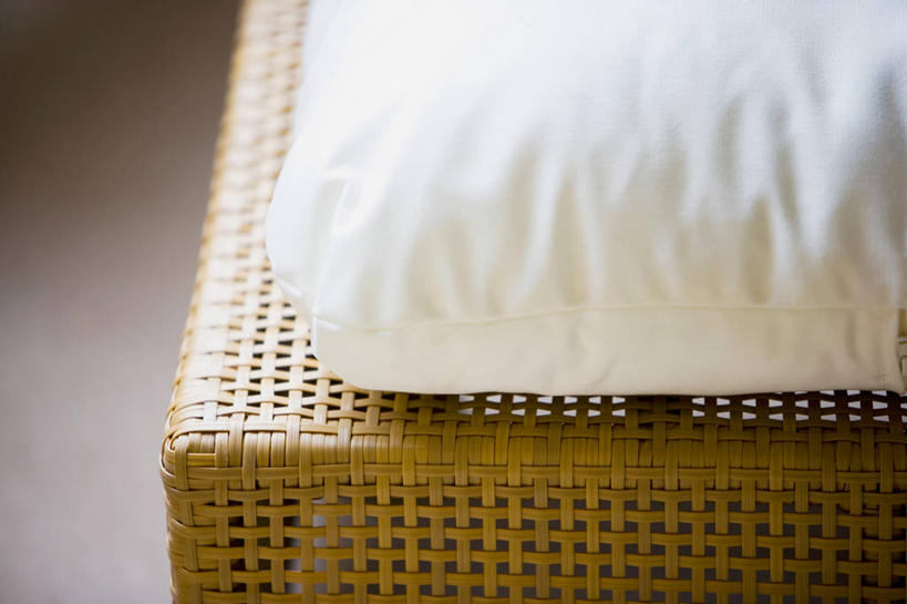 无人,交叉,横图,俯视,室内,特写,白天,靠垫,静物,椅子,一把,阴影,朦胧,模糊,编织,反射,影子,墙,藤椅,靠枕,墙壁,墙面,一个,白色,灰色,垫子,枕头,单个,交织,穿插,彩图,高角度拍摄
