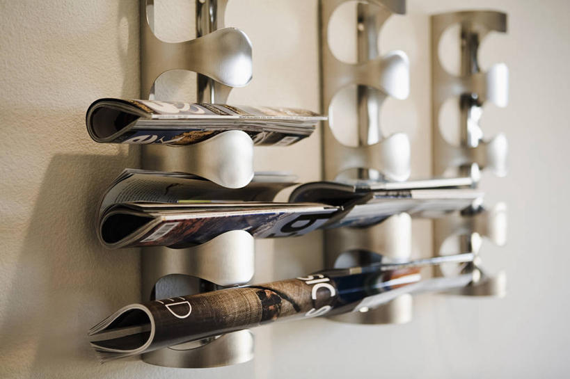 无人,横图,室内,特写,白天,正面,阅读,静物,杂志,一排,学习,阴影,朦胧,模糊,整齐,反射,影子,墙,五本,架子,墙壁,墙面,排列,三个,白色,看,读书,浏览,支撑,固定,队列,彩图