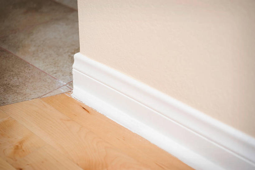 无人,横图,俯视,室内,特写,白天,地板,静物,阴影,装饰,反射,影子,墙,地面,木地板,墙壁,墙面,白色,保护,华丽,修饰,点缀,紧固,牢固,衬托,美观,雅致,雅观,踢脚板,壁脚线,踢脚线,贴脚线,彩图,高角度拍摄