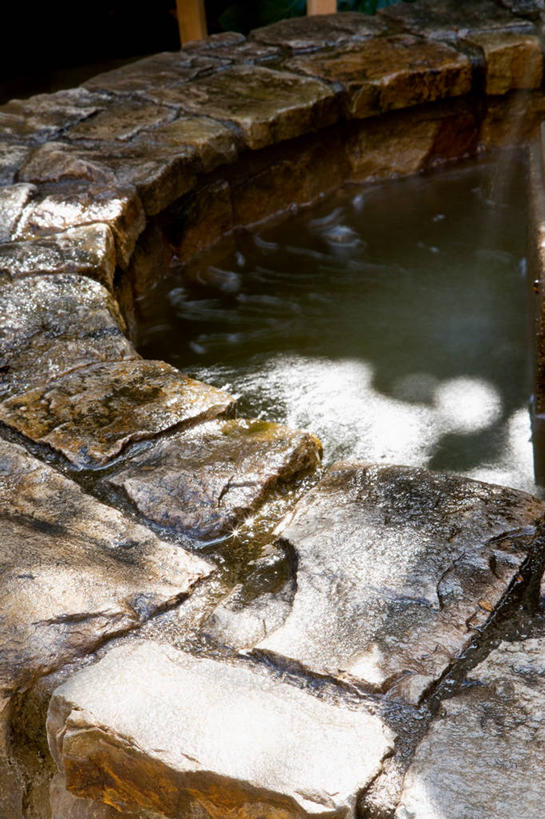 无人,竖图,俯视,室外,特写,白天,石头,水,喷泉,阴影,朦胧,模糊,光线,石子,液体,影子,景观,水滴,文化,阳光,品味,水景,美观,设计,石块,岩石,彩图,高角度拍摄