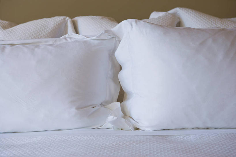 无人,横图,室内,特写,白天,正面,床,卧室,静物,阴影,反射,影子,床单,被子,白色,单人床,被单,彩图,睡房,卧房