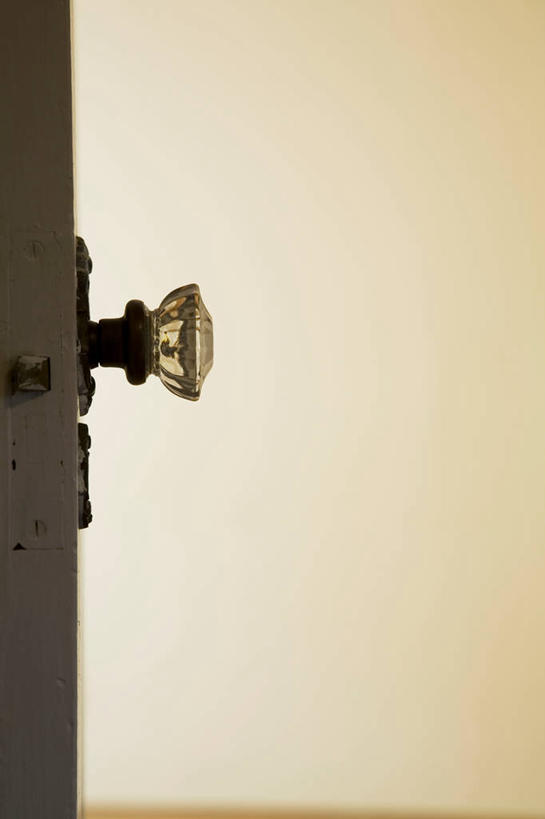 无人,竖图,室内,特写,白天,正面,静物,阴影,反射,影子,墙,水晶,墙壁,墙面,一个,灰色,把手,门把手,单个,门把,水晶制品,拉手,彩图