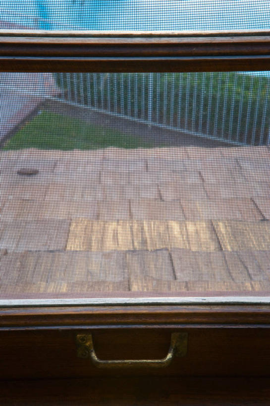 无人,竖图,室内,特写,白天,正面,窗户,纺织品,阴影,朦胧,模糊,反射,蚊帐,影子,织物,玻璃窗,一个,蓝色,把手,门把手,单个,门把,阻隔,隔绝,拉手,彩图