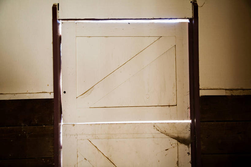 无人,横图,室内,白天,正面,门,阴影,反射,木制,影子,房屋,墙,屋子,马厩,墙壁,墙面,灰色,木制品,门框,马棚,彩图,房子,养马