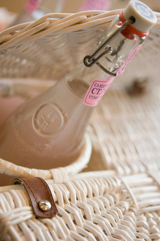 无人,竖图,室内,特写,白天,正面,阴影,朦胧,模糊,反射,篮子,影子,汽水,柠檬水,饮品,玻璃制品,饮料,一个,玻璃瓶,瓶子,碳酸饮料,单个,一瓶,可口,食物篮,适口,彩图,荷兰水,野餐篮