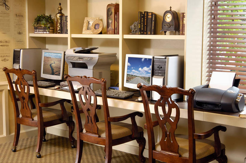 无人,横图,室内,白天,正面,通讯,电脑,显示器,鼠标,键盘,打印机,窗户,地毯,桌子,椅子,一排,阴影,整齐,装饰,编织,反射,传输,网络,影子,手工艺品,木椅,墙,办公用品,织物,三把,输入设备,通讯设备,书桌,玻璃窗,架子,墙壁,墙面,排列,两个,一个,灰色,课桌,工艺品,台式电脑,通信,单个,华丽,支撑,修饰,传真机,办公设备,传真,固定,点缀,队列,通信设备,输出设备,衬托,美观,雅致,雅观,彩图,打印