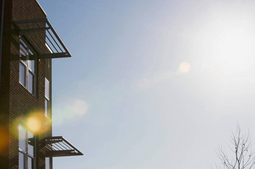 无人,家,横图,室外,白天,仰视,度假,美景,别墅,窗户,城市风光,城市,阴影,光线,影子,房屋,墙,屋子,景观,公寓,娱乐,洋房,楼房,玻璃窗,墙壁,墙面,住宅,蓝色,灰色,蓝天,天空,阳光,天,享受,休闲,景色,放松,晴朗,万里无云,雨棚,晴空,晴空万里,彩图,低角度拍摄,镜头光晕,透镜闪耀,眩光,房子