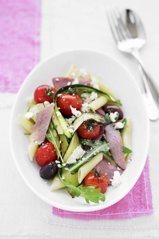 面食,通心粉,无人,竖图,俯视,室内,特写,白天,西餐,餐桌,桌子,蔬菜,西红柿,小番茄,餐具,一把,一堆,许多,阴影,堆叠,堆积,新鲜,反射,布料,叉子,影子,勺子,面,肉,生食,蔬菜沙拉,通心面,沙拉,料理,食品,西葫芦,布纹,色拉,火腿,猪肉,沙律,肉类,桌布,食物,腌制,红色,餐巾,调羹,台布,汤匙,白瓜,西式,摄影,有机食品,绿色食品,影棚,餐台,色拉酱,堆,千岛酱,肉食,餐叉,豚肉,茭瓜,熏制,火肉,兰熏,猪腿,小西红柿,樱桃小番茄,珍珠小番茄,进餐用具,樱桃番茄,圣女果,番茄,彩图,高角度拍摄,影棚拍摄,拍摄