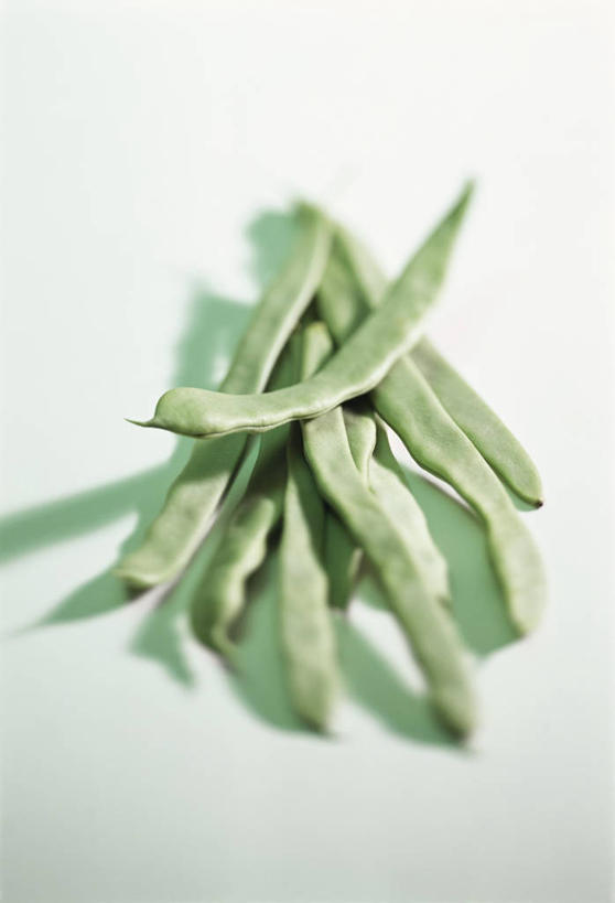 无人,竖图,俯视,室内,特写,白天,白色背景,植物,餐桌,桌子,豆,蔬菜,一堆,许多,阴影,堆叠,堆积,朦胧,模糊,新鲜,反射,影子,豆类,豆子,食品,食物,摄影,有机食品,绿色食品,影棚,餐台,堆,豆科,青大豆,青豆,彩图,高角度拍摄,影棚拍摄,拍摄