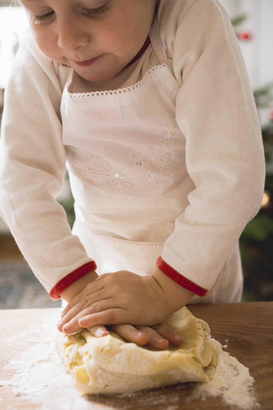 西方人,儿童,一个人,站,捏,竖图,俯视,室内,白天,纯洁,餐桌,桌子,欧洲,欧洲人,仅一个女性,仅一个人,弯腰,阴影,服装,反射,粉末,围裙,影子,面粉,面团,捏着,粮食,注视,休闲装,小孩,衣服,低头,观察,看,站着,仅一个小孩,休闲,休闲服,粉,可爱,童年,童趣,服饰,餐台,观看,农产品,察看,关注,童真,烂漫,无邪,原材料,弯身,粉状,天真,女孩,女人,女性,白种人,孩子,站立,半身,彩图,高角度拍摄,女生