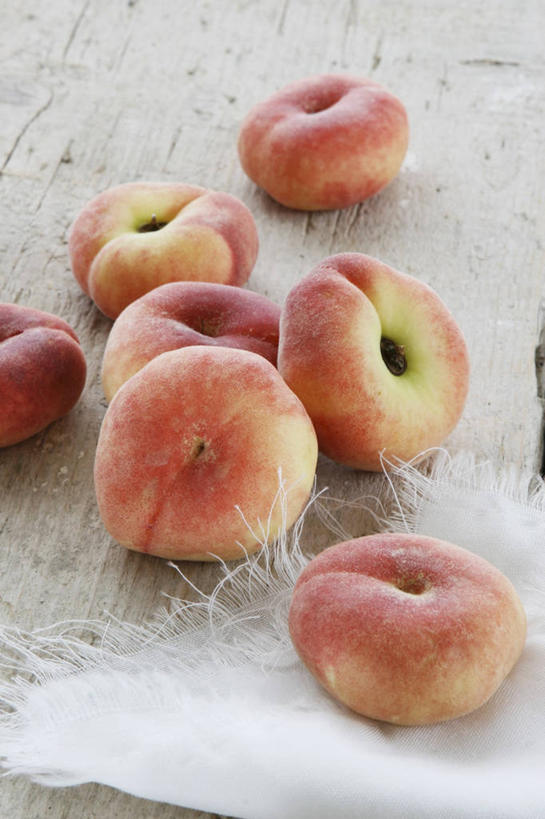 无人,竖图,俯视,室内,特写,白天,餐桌,桌子,桃子,水果,一堆,许多,阴影,堆叠,堆积,新鲜,反射,布料,影子,生食,食品,果实,布纹,桌布,食物,餐巾,台布,摄影,有机食品,绿色食品,影棚,餐台,堆,肺果,彩图,高角度拍摄,影棚拍摄,拍摄