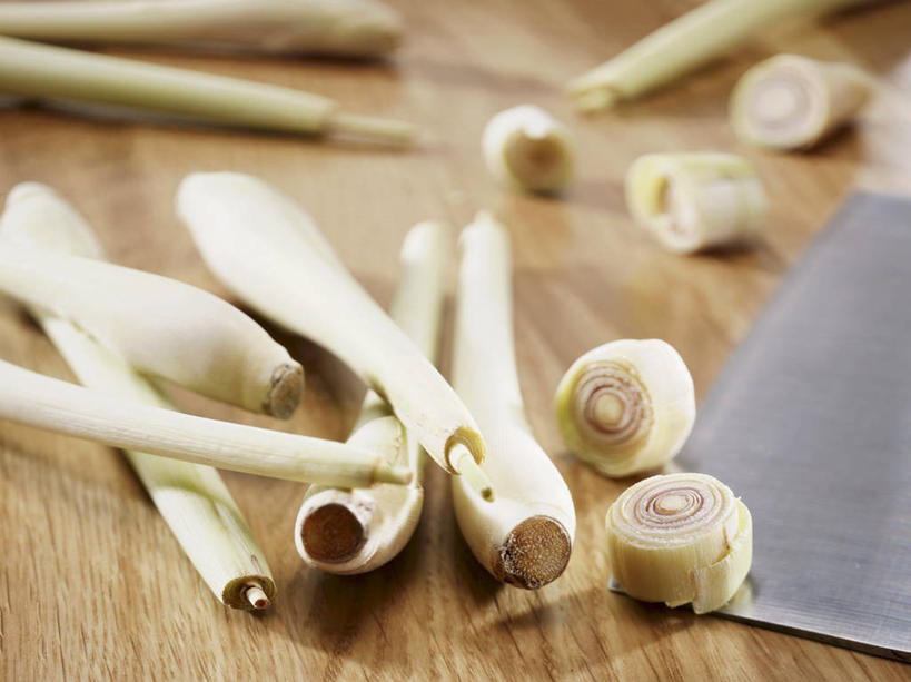 无人,横图,俯视,室内,特写,白天,餐桌,桌子,金属制品,一把,许多,切开,阴影,朦胧,模糊,反射,金属,木制,工具,影子,调味,香料,佐料,刀具,香茅,柠檬草,排列,木制品,刀,切,餐台,菜刀,剖面,切面,作料,切菜刀,摆列,彩图,高角度拍摄,布列,分列