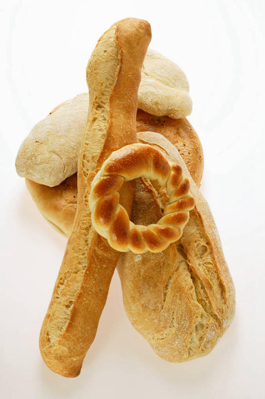 点心,面包,无人,竖图,俯视,室内,特写,白天,白色背景,桌面,桌子,一堆,许多,阴影,堆叠,堆积,反射,木制,影子,食品,面点,很多,法国面包,食物,糕点,木制品,摄影,影棚,堆,法棍,长棍面包,法式长棍面包,彩图,高角度拍摄,影棚拍摄,拍摄