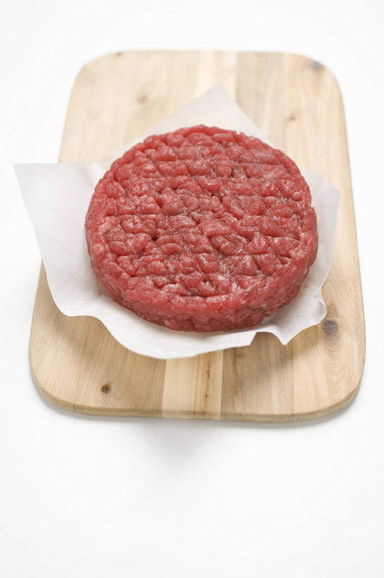 无人,竖图,俯视,室内,特写,白天,白色背景,桌面,桌子,一块,阴影,反射,木制,包装,包装纸,影子,纸,肉,牛肉,案板,纸张,肉类,砧板,红色,木制品,摄影,影棚,包装材料,牛皮纸,肉食,彩图,高角度拍摄,影棚拍摄,拍摄