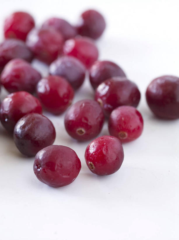 无人,竖图,俯视,室内,特写,白天,白色背景,桌面,桌子,浆果,水果,许多,阴影,朦胧,模糊,新鲜,反射,木制,影子,灯笼果,生食,食品,果实,很多,食物,木制品,摄影,有机食品,绿色食品,影棚,红醋栗,醋栗,彩图,高角度拍摄,影棚拍摄,拍摄