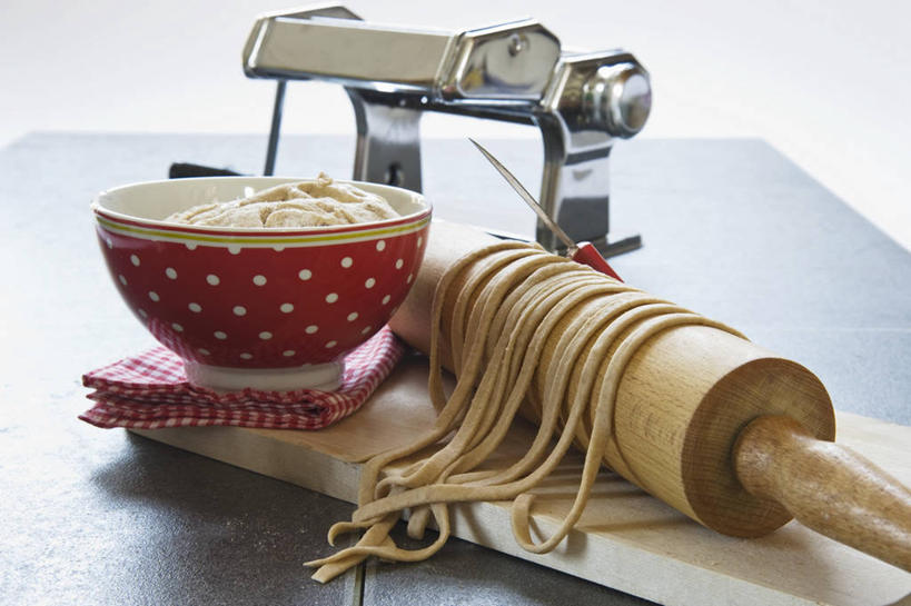 面食,面条,无人,横图,俯视,室内,特写,白天,白色背景,桌面,桌子,切开,阴影,反射,木制,电器,擀面杖,工具,影子,陶瓷,面,案板,陶瓷制品,设备,砧板,一个,木制品,容器,碗,切,摄影,影棚,单个,储藏,家电,家用电器,储存,面条机,彩图,高角度拍摄,影棚拍摄,拍摄,贮存