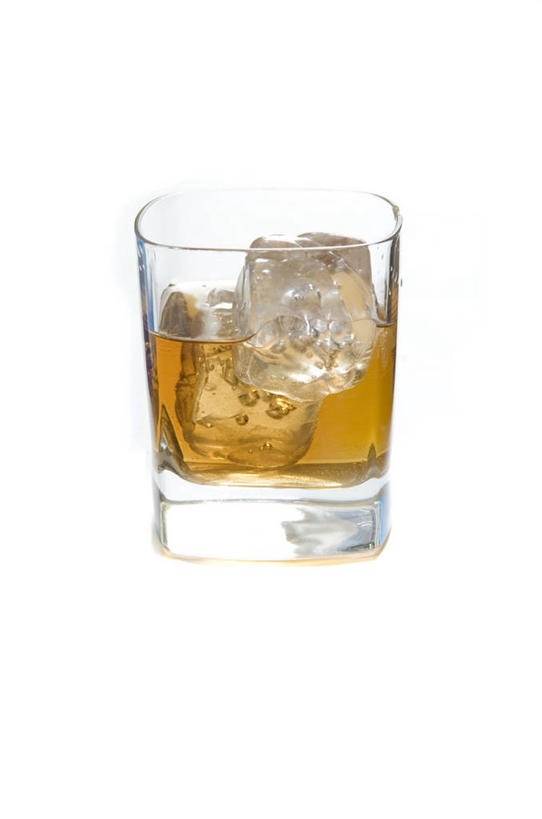 无人,竖图,室内,特写,白天,白色背景,正面,桌面,桌子,杯子,阴影,反射,木制,影子,冰,冰块,伏特加,酒类,一杯,冷冻,玻璃制品,酒,木制品,水杯,寒冷,摄影,影棚,冷藏,冰冷,蒸馏酒,保鲜,玻璃杯,彩图,影棚拍摄,拍摄