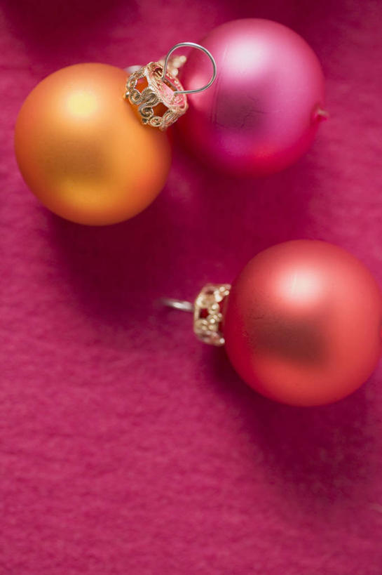 无人,竖图,俯视,室内,特写,白天,桌面,桌子,静物,阴影,紫色背景,朦胧,模糊,装饰,反射,木制,挂饰,影子,圣诞球,球,三个,粉色,木制品,球体,橙色,摄影,影棚,华丽,修饰,点缀,衬托,美观,雅致,雅观,彩图,高角度拍摄,影棚拍摄,拍摄