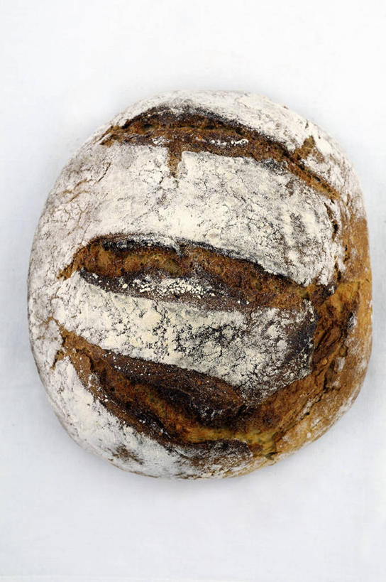 点心,面包,无人,竖图,俯视,室内,特写,白天,白色背景,桌面,桌子,阴影,反射,木制,影子,食品,面点,食物,糕点,一个,木制品,摄影,影棚,单个,白面包,彩图,高角度拍摄,影棚拍摄,拍摄