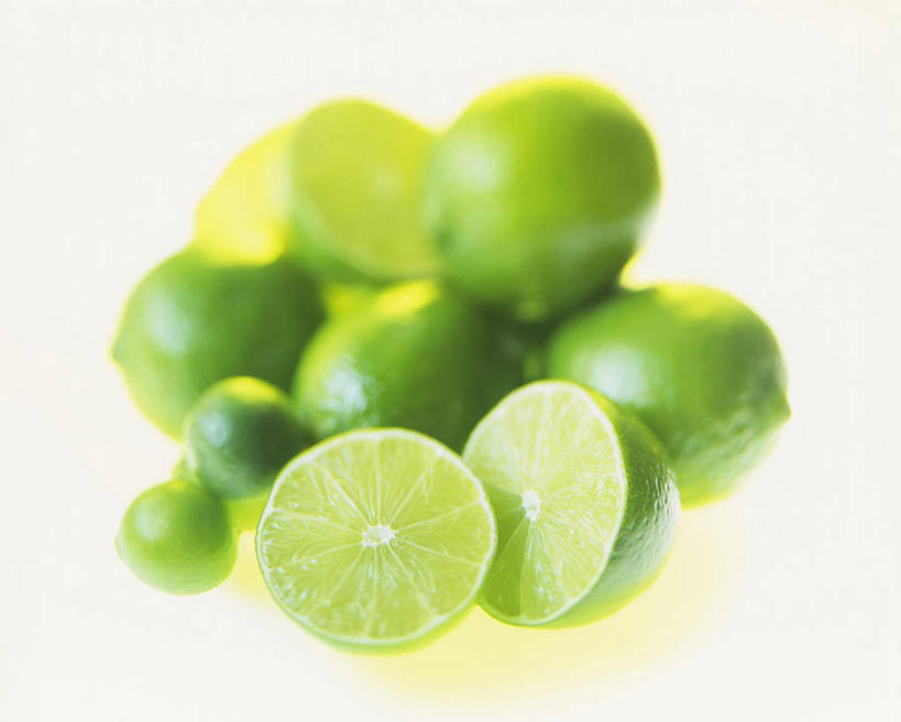 无人,横图,俯视,室内,特写,白天,白色背景,桌面,桌子,水果,切开,阴影,朦胧,模糊,新鲜,反射,木制,影子,生食,食品,果实,食物,木制品,切,摄影,有机食品,绿色食品,影棚,剖面,切面,酸橙,代代,橙子,橙,彩图,高角度拍摄,影棚拍摄,拍摄