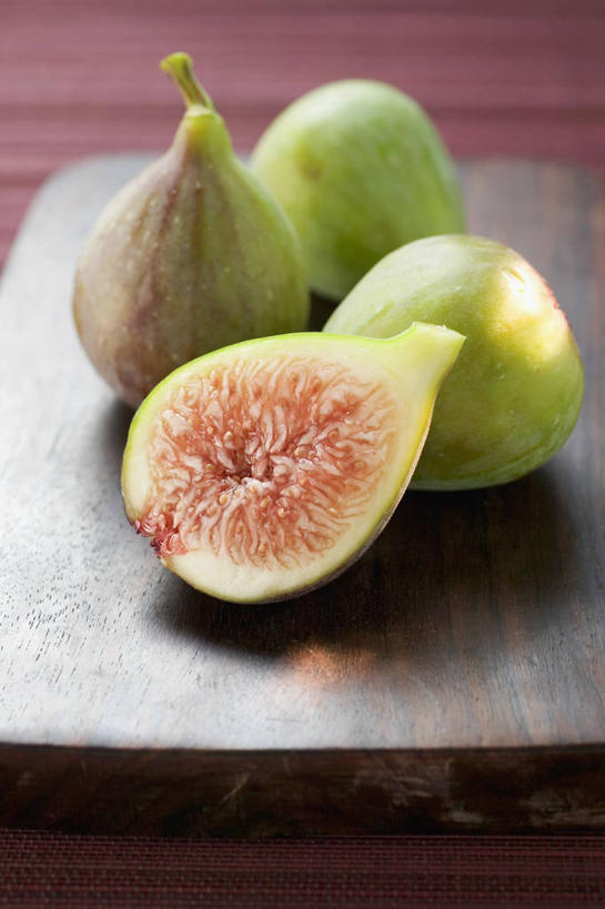 无人,竖图,俯视,室内,特写,白天,桌面,桌子,无花果,水果,切开,阴影,朦胧,模糊,新鲜,反射,木制,影子,生食,食品,果实,案板,砧板,食物,木制品,切,四个,有机食品,绿色食品,剖面,切面,映日果,树地瓜,奶浆果,蜜果,彩图,高角度拍摄