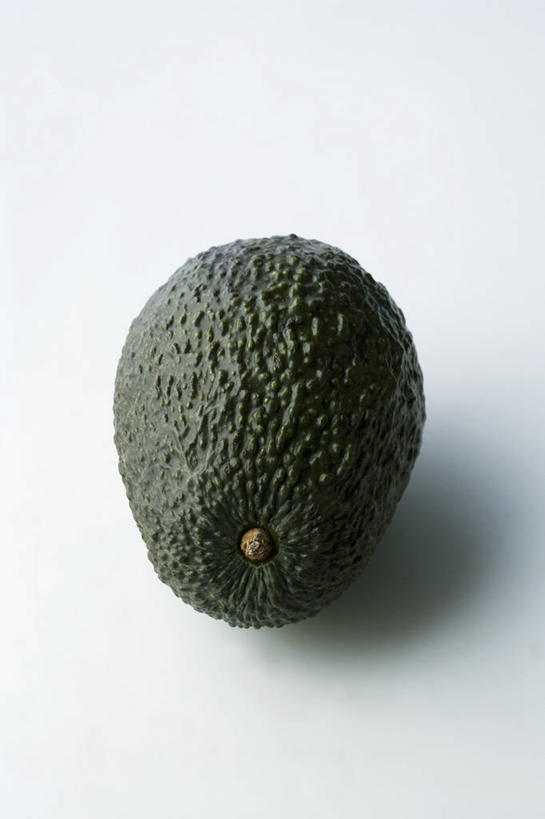 无人,竖图,俯视,室内,特写,白天,白色背景,餐桌,桌子,水果,阴影,新鲜,粗糙,反射,影子,生食,食品,果实,食物,一个,绿色,酪梨,鳄梨,摄影,有机食品,绿色食品,影棚,单个,餐台,油梨,毛糙,樟梨,牛油果,彩图,高角度拍摄,影棚拍摄,拍摄,粗拙