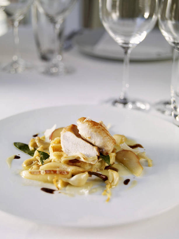 无人,竖图,俯视,室内,特写,白天,烹饪,西餐,餐桌,桌子,梨,蔬菜,蒜,杯子,餐具,水果,一堆,阴影,堆叠,堆积,新鲜,反射,碟子,高脚杯,盘,影子,肉,料理,食品,红酒杯,蒜头,菜肴,美食,肉类,玻璃制品,食物,盘子,酒杯,碟,香梨,西式,佳肴,有机食品,绿色食品,餐台,堆,葡萄酒杯,肉食,兔肉,胡蒜,玻璃杯,生梨,大蒜,彩图,高角度拍摄