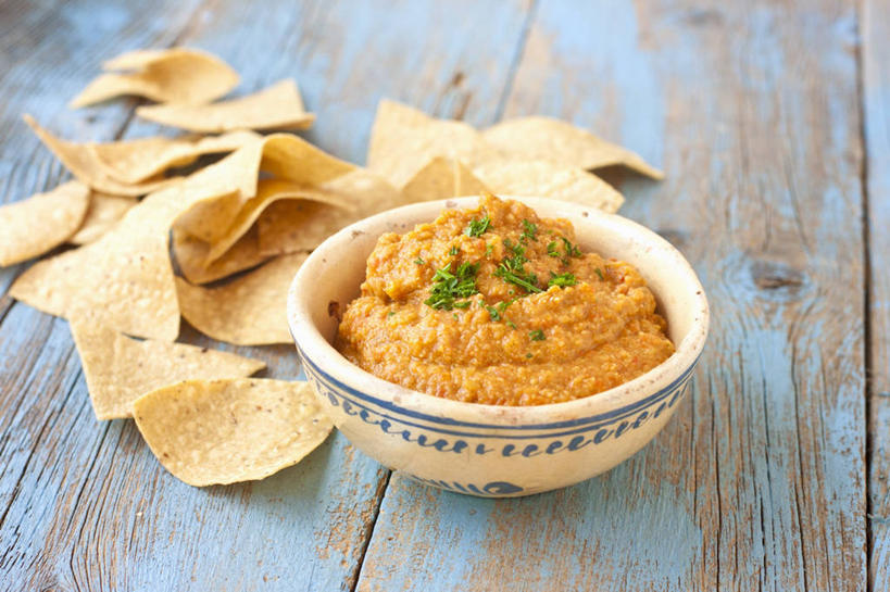 点心,无人,横图,俯视,室内,特写,白天,餐桌,桌子,阴影,反射,影子,陶瓷,豆类,玉米片,调料,酱料,酱汁,佐料,食品,陶瓷制品,调味品,调味料,酱,食物,一个,容器,碗,快餐,零食,单个,餐台,储藏,储存,垃圾食品,鹰嘴豆,回鹘豆,桃豆,鸡豆,诺胡提,彩图,高角度拍摄,贮存