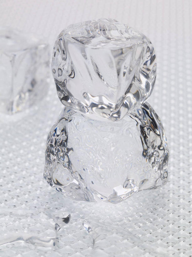 无人,竖图,俯视,室内,特写,白天,桌面,桌子,阴影,融化,反射,木制,影子,冰,冰块,冷冻,三个,木制品,寒冷,摄影,影棚,冷藏,冰冷,熔化,保鲜,溶化,熔解,消溶,彩图,高角度拍摄,影棚拍摄,拍摄