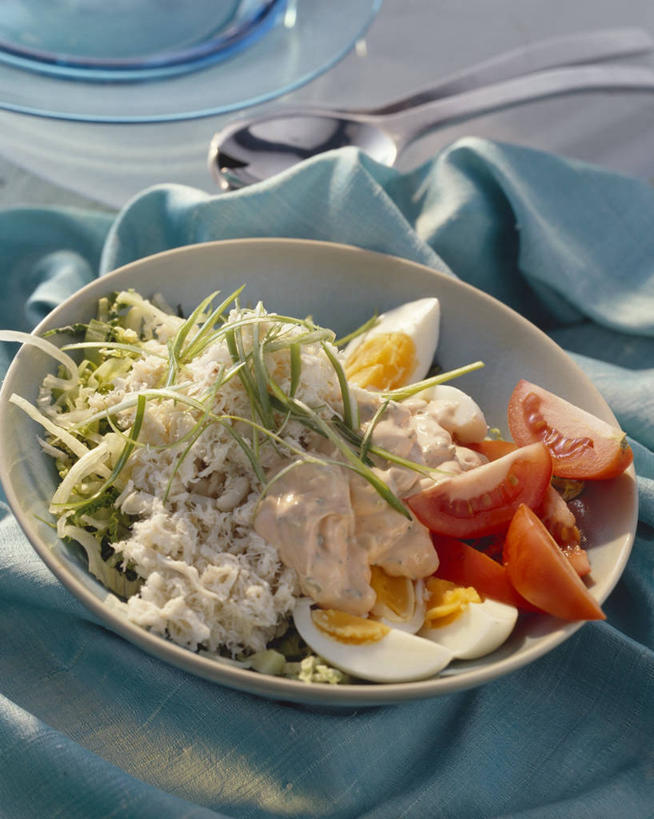 海鲜,无人,竖图,俯视,室内,特写,白天,桌面,桌子,蔬菜,西红柿,纺织品,阴影,新鲜,反射,木制,鱼,布,影子,陶瓷,蛋,鸡蛋,肉,生食,蔬菜沙拉,鱼肉,沙拉,食品,陶瓷制品,织物,色拉,水产,沙律,肉类,鱼类,海洋生物,食物,一个,木制品,容器,碗,有机食品,绿色食品,单个,色拉酱,储藏,布匹,储存,水生动物,海产品,千岛酱,水生物,肉食,海底动物,鳕鱼,卵,鳘鱼,南极美露鳕,卡其布,番茄,彩图,高角度拍摄,贮存