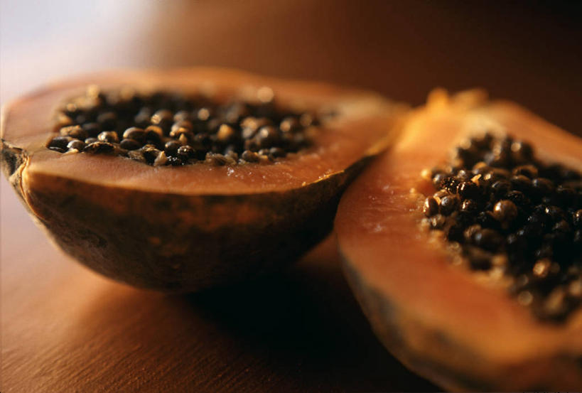 无人,横图,俯视,室内,特写,白天,餐桌,桌子,木瓜,水果,切开,阴影,朦胧,模糊,新鲜,反射,影子,生食,食品,果实,食物,两个,黑色,切,橙色,有机食品,绿色食品,餐台,剖面,切面,奶匏,蓬生果,乳瓜,石瓜,万寿匏,万寿果,番木瓜,彩图,高角度拍摄