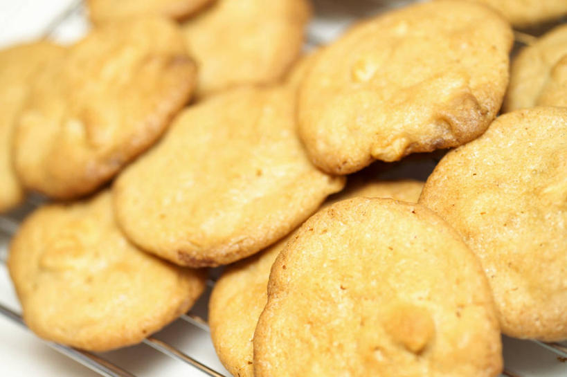 点心,无人,横图,俯视,室内,特写,白天,烘焙,餐桌,桌子,金属制品,一堆,许多,阴影,堆叠,堆积,朦胧,模糊,反射,金属,影子,食品,曲奇,很多,架子,食物,黄色,饼干,零食,餐台,堆,曲奇饼,曲奇饼干,冷却,冷却架,彩图,高角度拍摄