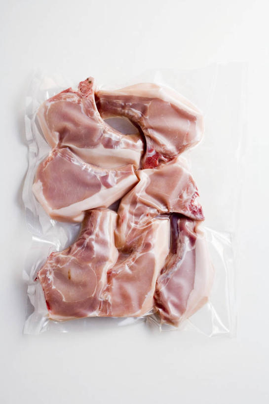 骨骼,无人,竖图,俯视,室内,特写,白天,白色背景,餐桌,桌子,袋子,许多,阴影,反射,影子,塑料,排骨,肉,骨头,很多,猪肉,肉类,塑料制品,大排,摄影,影棚,餐台,骨架,肉食,塑封,豚肉,彩图,高角度拍摄,影棚拍摄,拍摄,密封袋,塑封袋