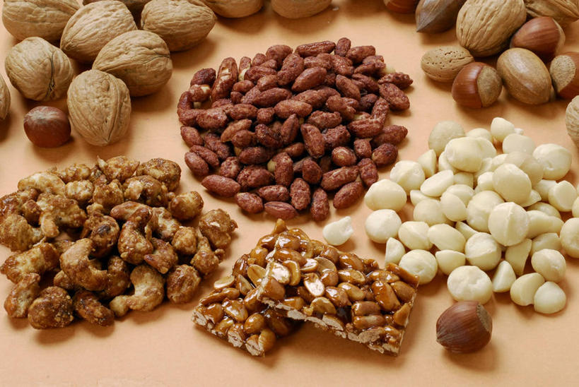 无人,横图,俯视,室内,特写,白天,餐桌,桌子,一堆,许多,阴影,堆叠,堆积,反射,影子,核桃,坚果,果实,干果,摄影,影棚,餐台,堆,胡桃,羌桃,银杏,白果,彩图,高角度拍摄,影棚拍摄,拍摄