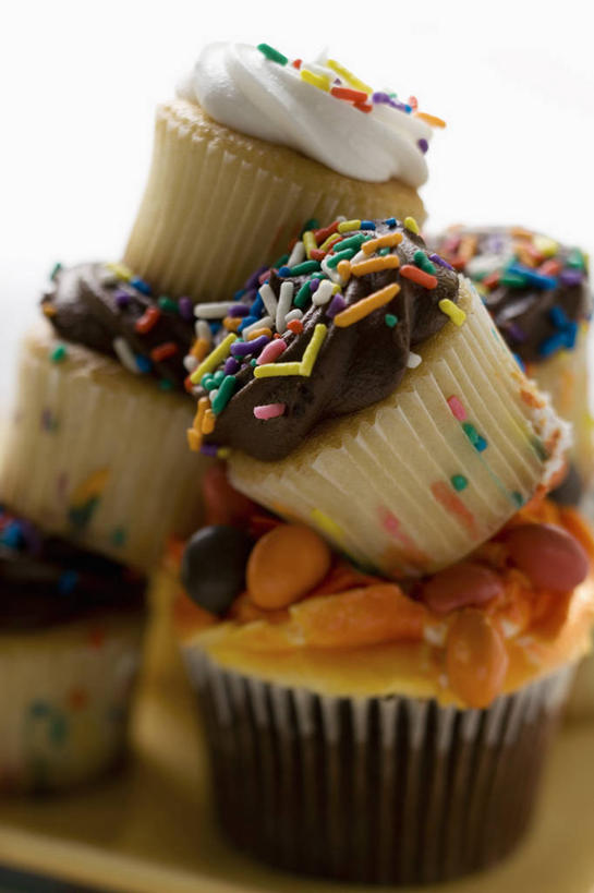 无人,竖图,俯视,室内,特写,白天,白色背景,餐桌,桌子,阴影,装饰,反射,影子,巧克力,摄影,影棚,餐台,朱古力,纸托,华丽,修饰,点缀,衬托,美观,雅致,雅观,七彩米,七彩糖针,巧克力针,朱古力针,蛋糕托,蛋糕托纸,蛋糕纸托,彩图,高角度拍摄,影棚拍摄,拍摄