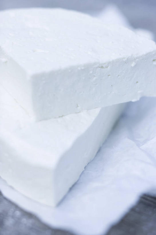 奶酪,无人,竖图,俯视,室内,特写,白天,餐桌,桌子,两块,一堆,阴影,堆叠,堆积,朦胧,模糊,反射,包装,包装纸,影子,纸,干酪,起司,纸张,芝士,营养,白色,乳酪,摄影,影棚,餐台,堆,包装材料,乳制品,发酵,山羊奶酪,彩图,高角度拍摄,影棚拍摄,拍摄