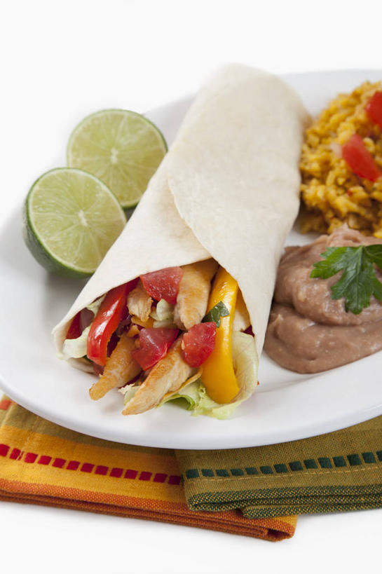 无人,竖图,俯视,室内,特写,白天,白色背景,烹饪,西餐,餐桌,桌子,餐具,水果,阴影,新鲜,反射,布料,碟子,盘,影子,鸡肉,肉,生食,料理,食品,果实,布纹,菜肴,美食,肉类,桌布,食物,盘子,餐巾,碟,台布,快餐,西式,摄影,佳肴,有机食品,绿色食品,影棚,餐台,肉食,鸡肉卷,西式快餐,墨西哥鸡肉卷,酸橙,代代,橙子,橙,彩图,高角度拍摄,影棚拍摄,拍摄