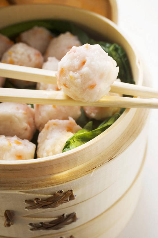 点心,海鲜,蒸笼,无人,竖图,俯视,室内,特写,白天,烹饪,中餐,餐桌,筷子,桌子,餐具,厨具,一双,阴影,竹制,反射,影子,虾,料理,食品,饺子,面点,文化,传统,水产,小吃,美食,大虾,海洋生物,食物,中式,虾饺,对虾,餐台,礼节,竹制品,水生动物,海产品,笼屉,蒸饺,礼仪,水生物,海底动物,烹饪用具,斑节虾,东方对虾,中国对虾,进餐用具,烹调用具,烹调,彩图,高角度拍摄